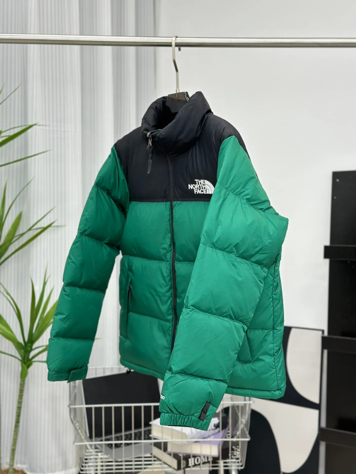Style No.: Y 73 P250💰 Top 🔝 𝗧𝗵𝗲 𝗡𝗼𝗿𝘁𝗵 𝗙𝗮𝗰𝗲/𝟭𝟵𝟵𝟲 North Face Down Jacket [Dark Green] Size: XS S M L XL XXL
